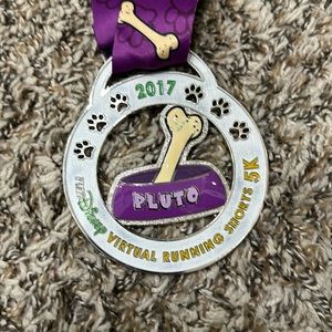 2017 Rundisney virtual series Pluto 5k medal